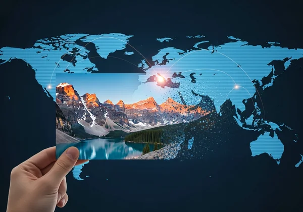 様式化された世界地図に溶け込む山の写真。